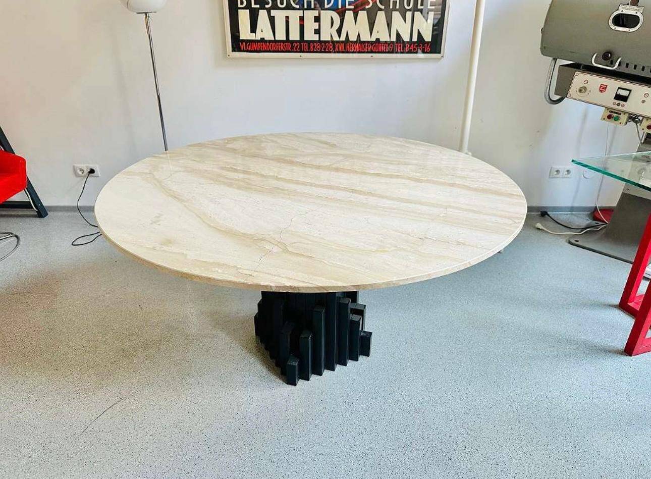 Table à manger en travertin du milieu du siècle.