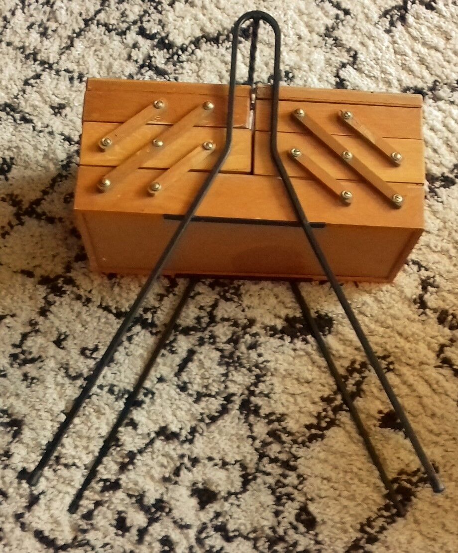 Travailleuse en bois vintage