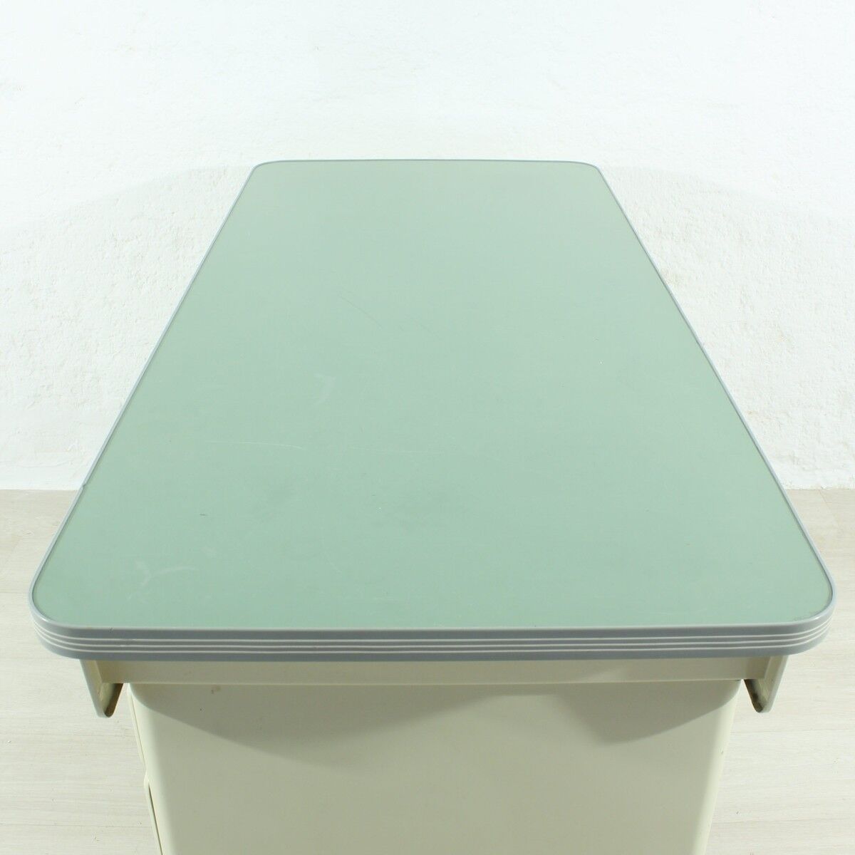 Bureau en métal du milieu du siècle des années 50