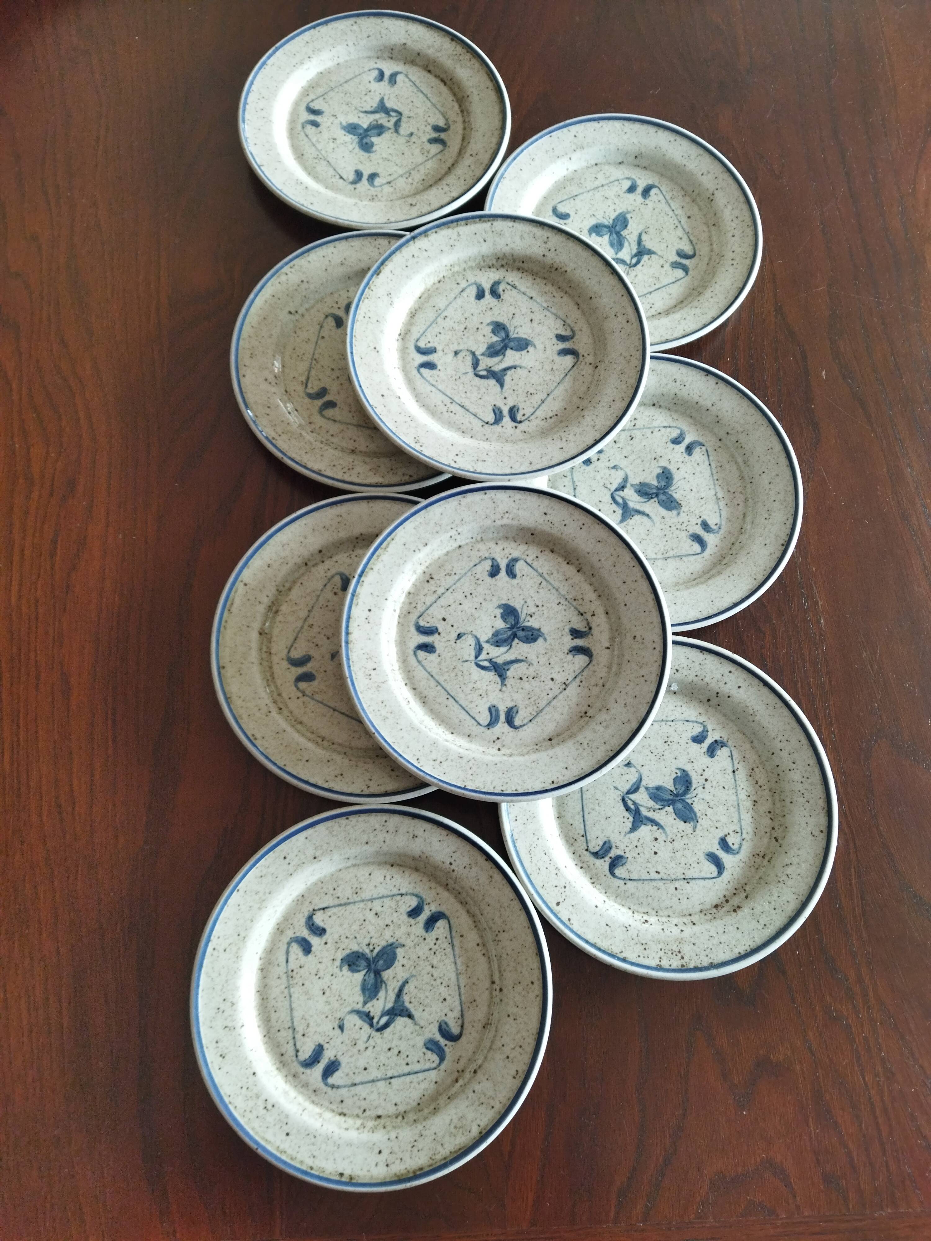 9 assiettes à dessert en porcelaine de Sologne