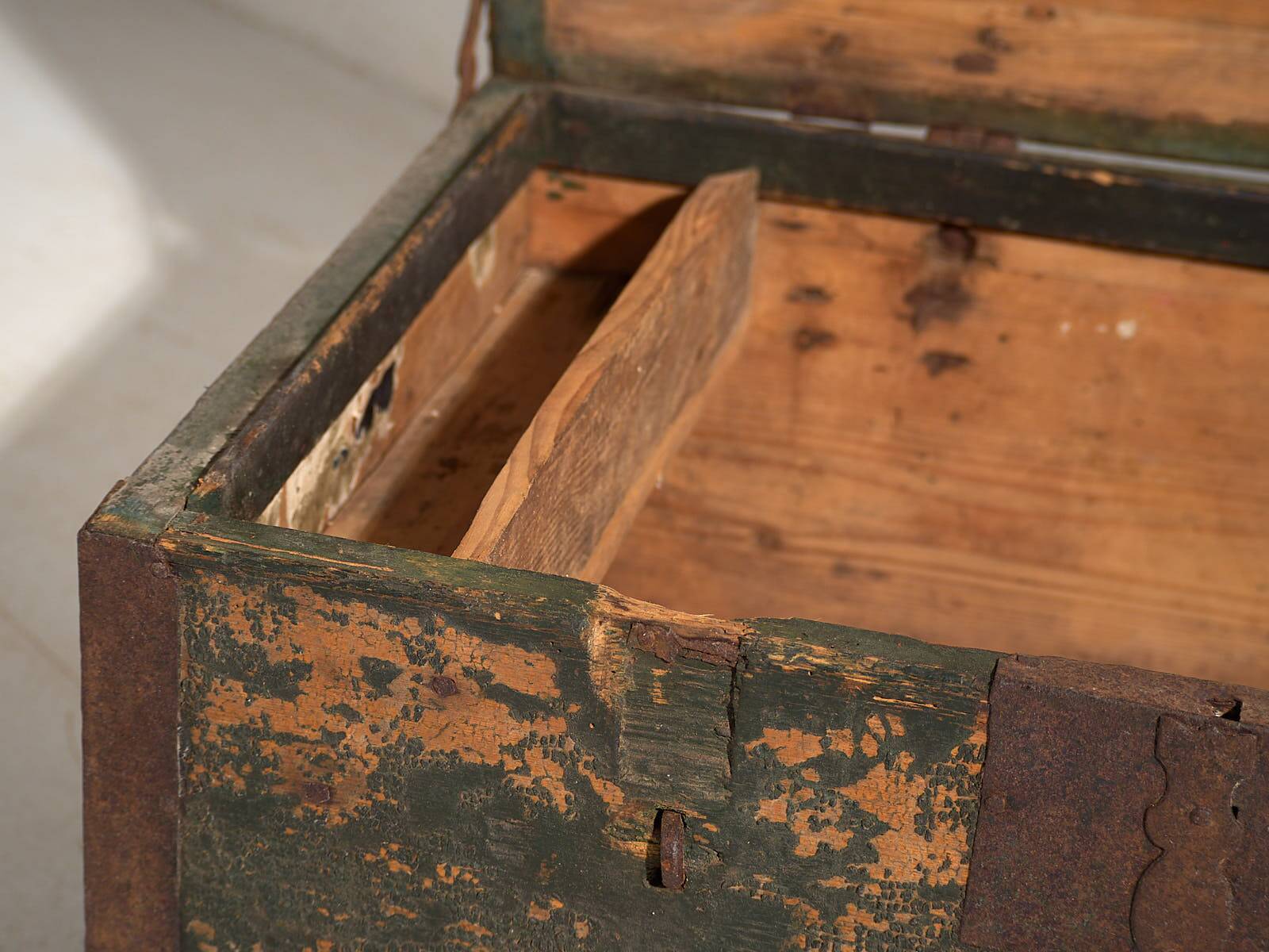 Antique chest with green patina (c.1900)