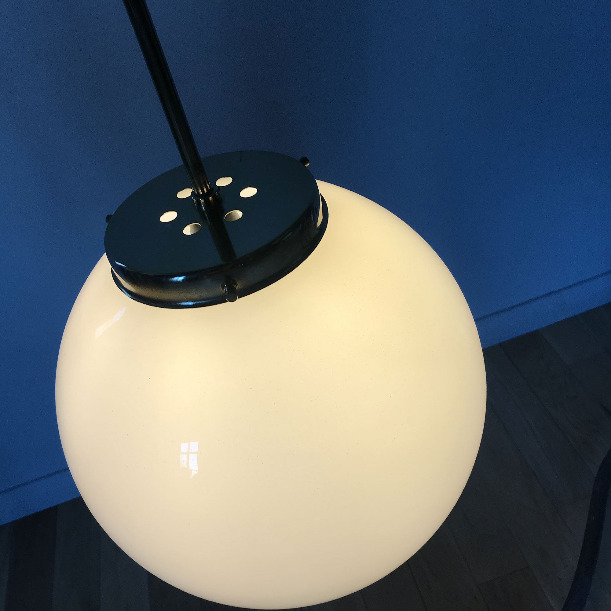 Glass ball suspension