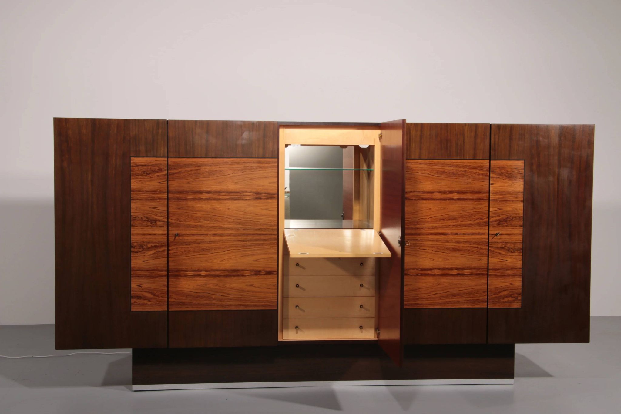 Magnifique grande unité murale avec beaucoup d'espace de rangement et un cabinet de bar, 1970.