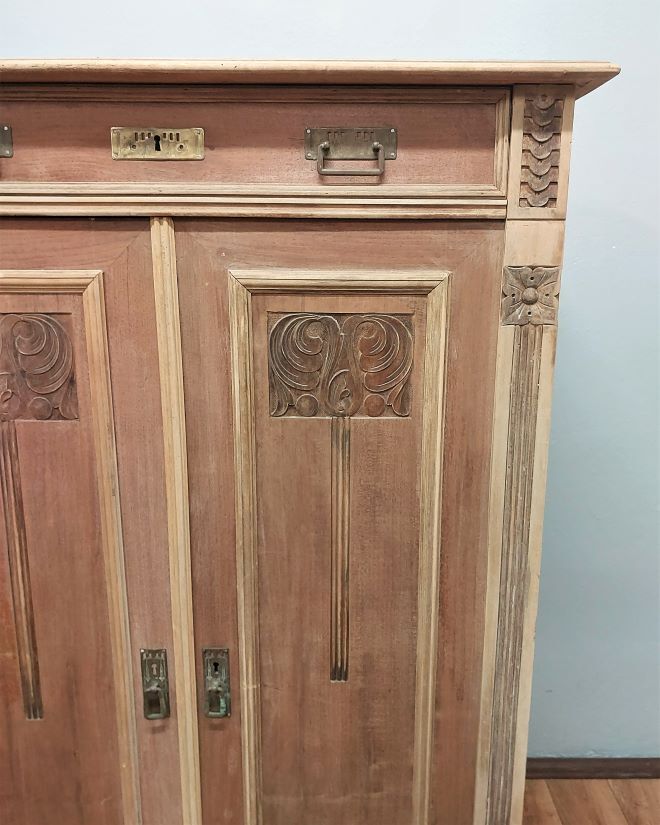 Art Nouveau chest of drawers in walnut