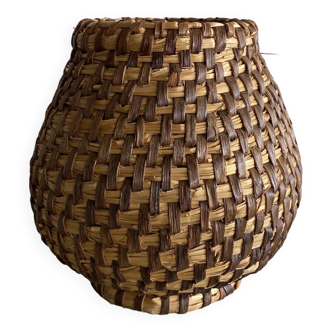 Vase en paille tressée