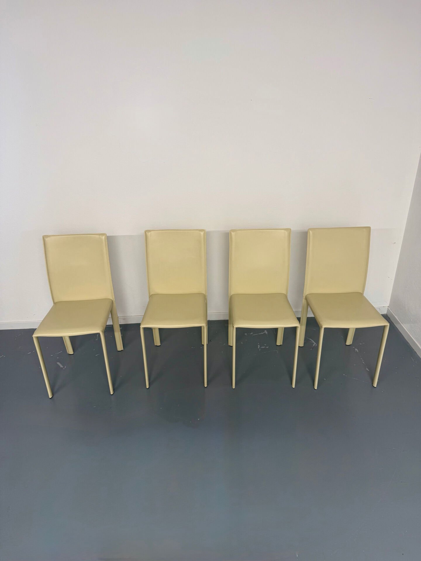 Set of 4 cream leather chairs contemporary design Colico Dress Up