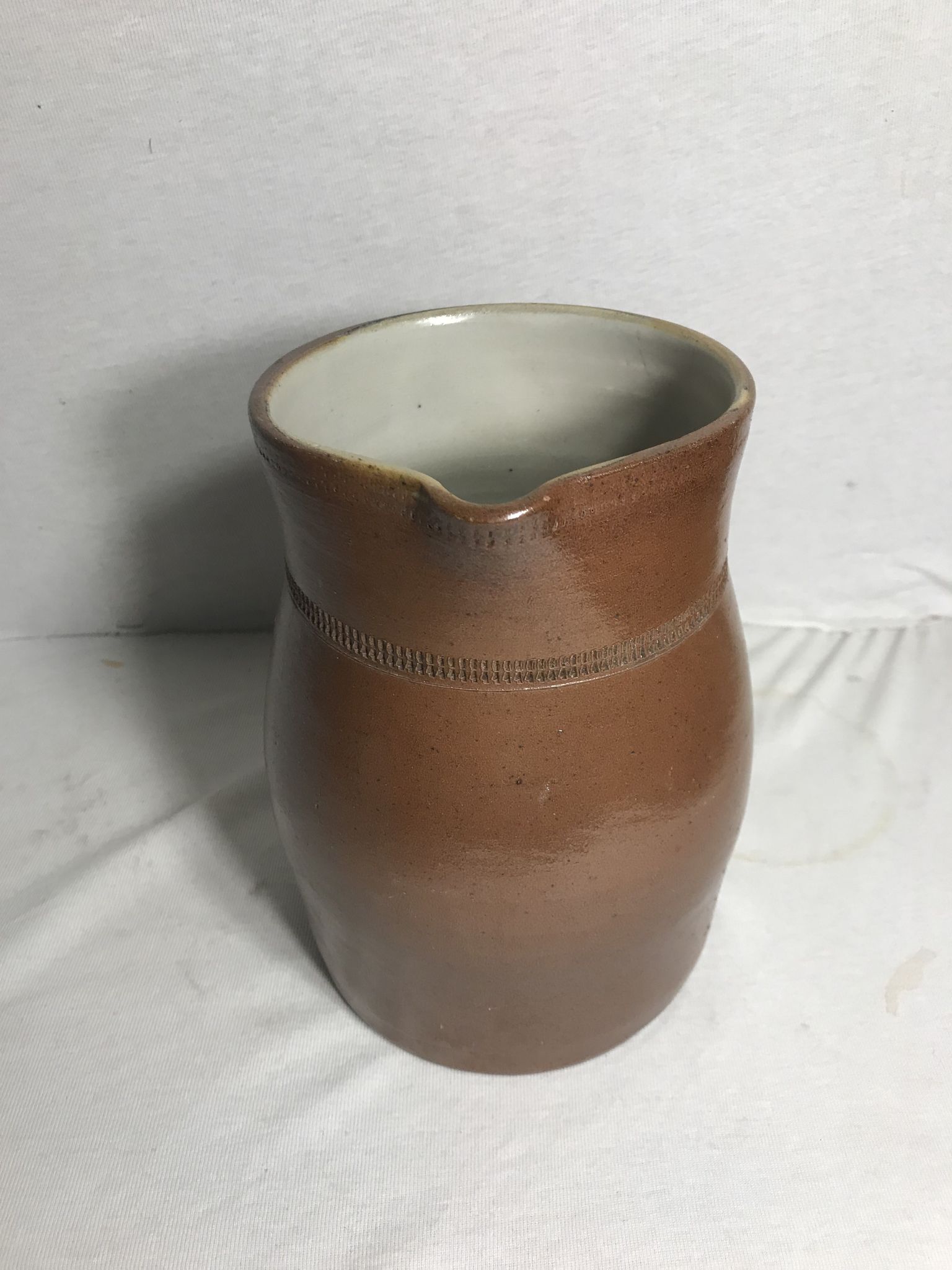Pichet en céramique marron int blanc années 60 art de la table vintage