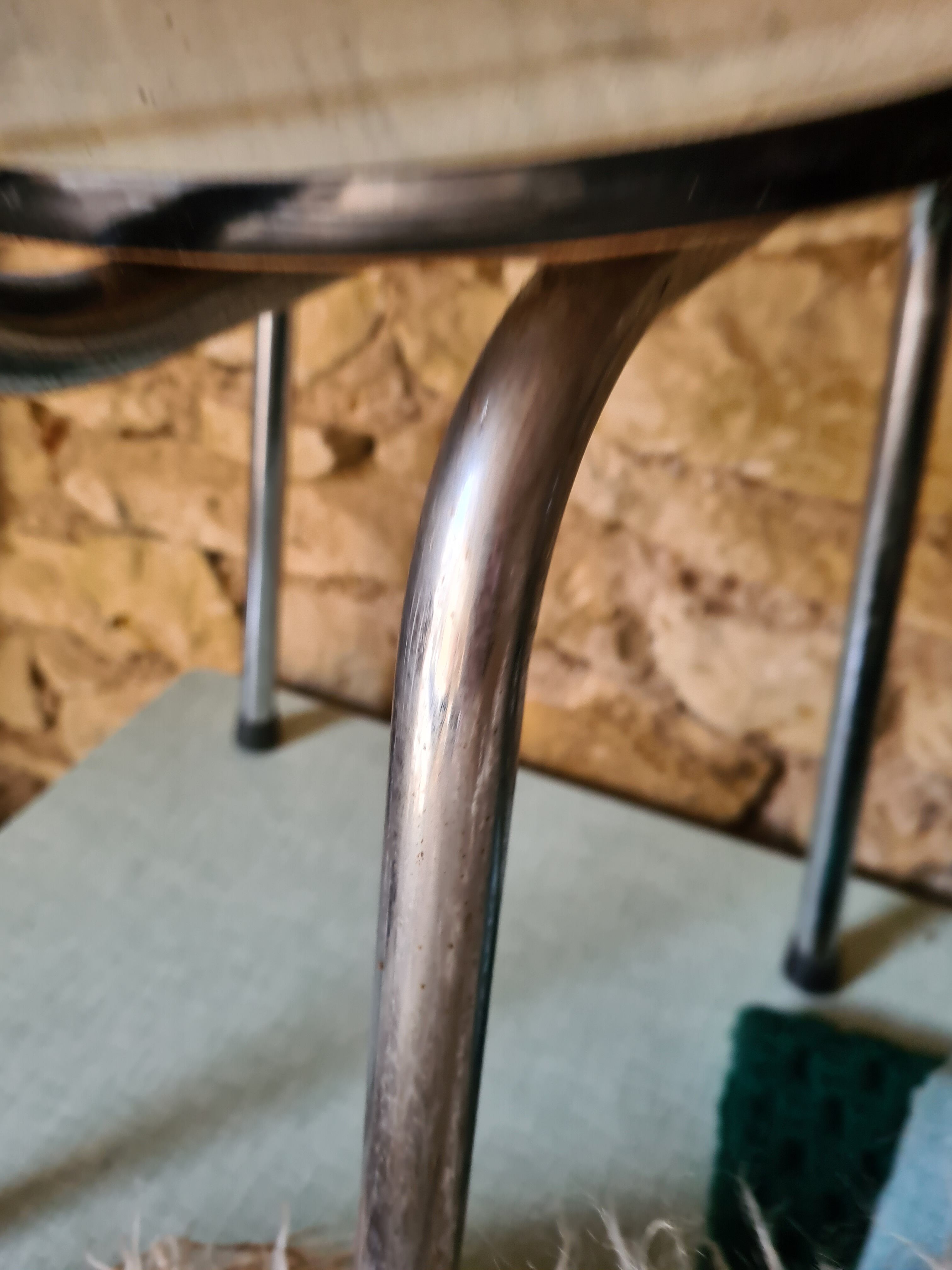 Table formica and its 4 chairs