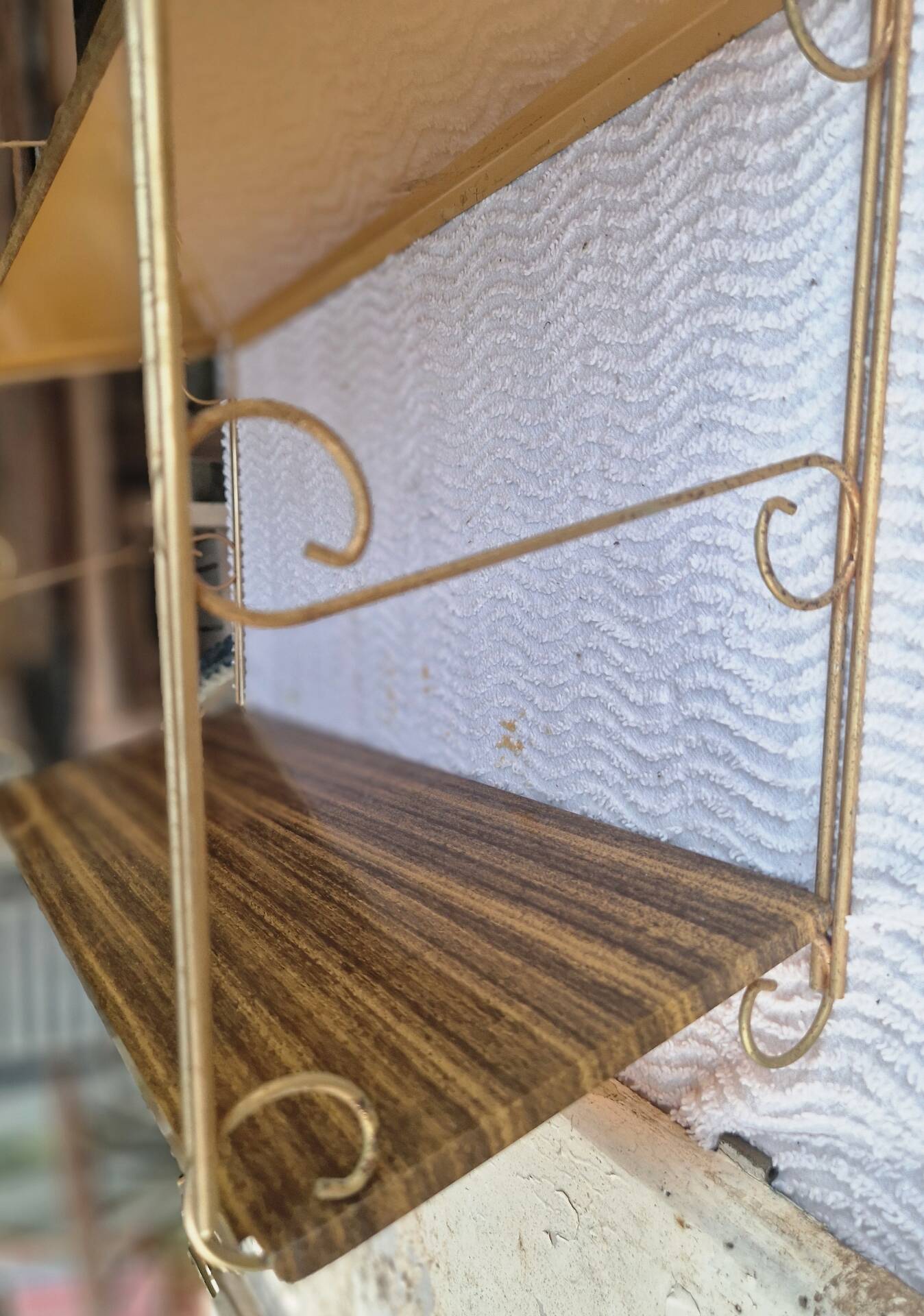Wall shelf in metal with slanted shelves