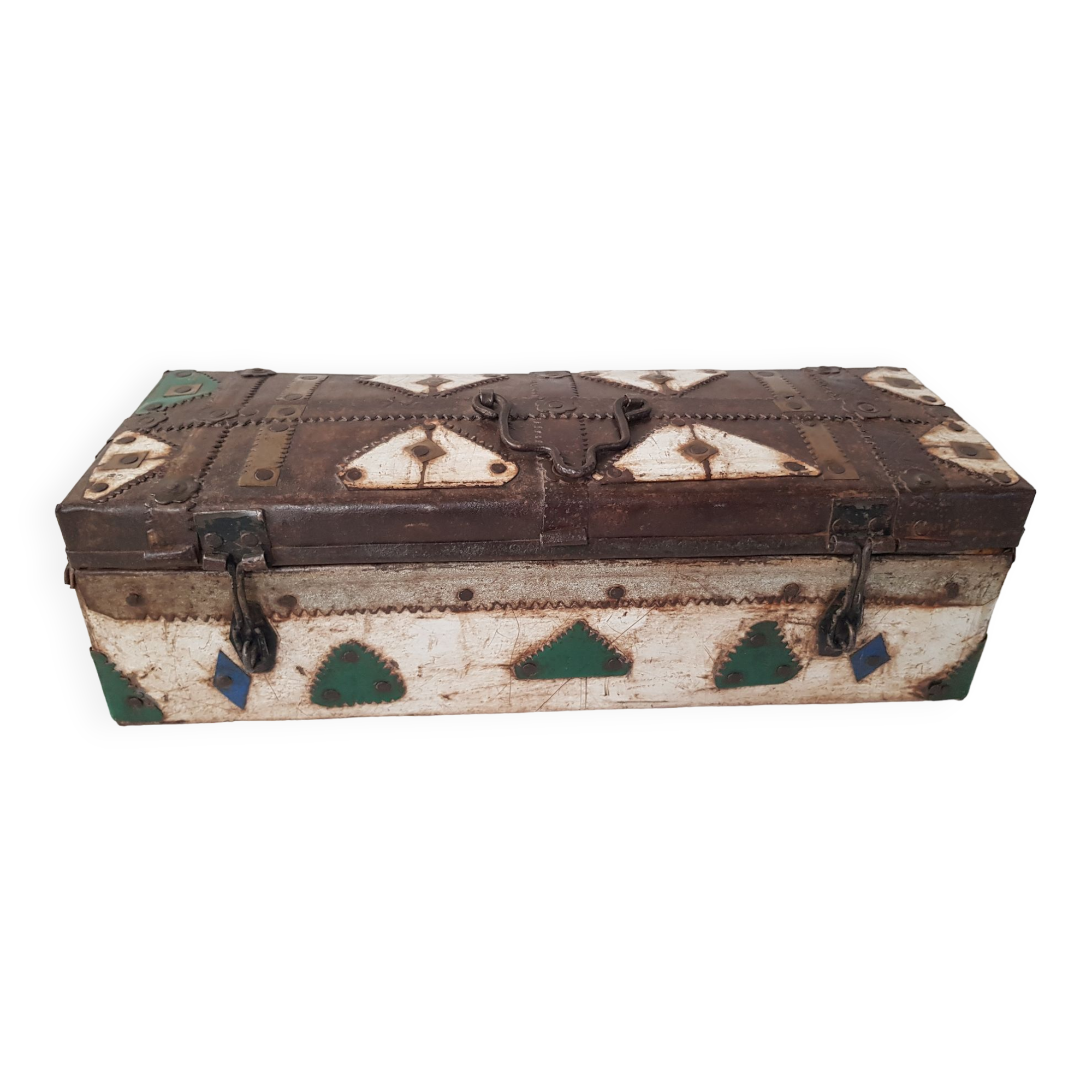 Ancienne boite tribale en métal martelé