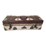 Ancienne boite tribale en métal martelé