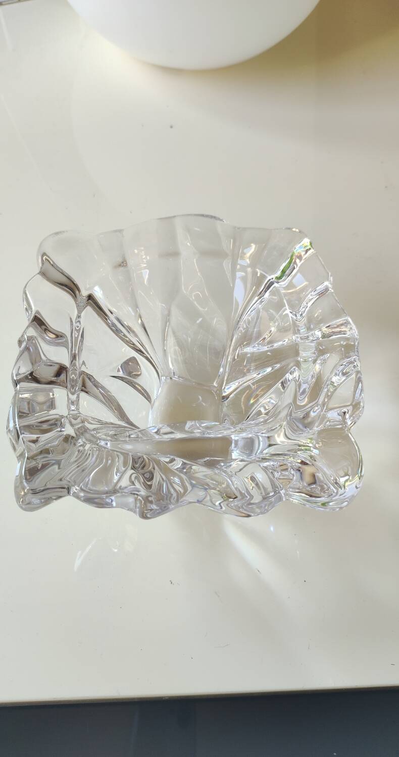 Crystal pocket emptier in the shape of a cut diamond. Baccarat style. Diameter 15cm
