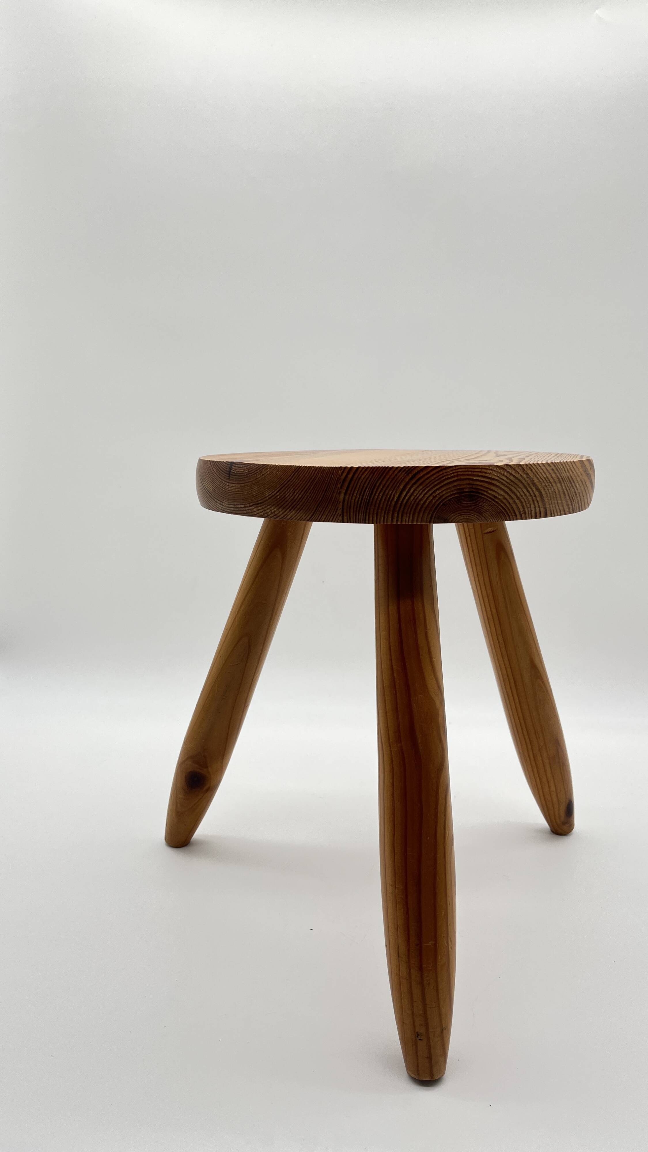 Tripod shepherd's stool in pine