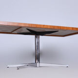 Table basse en noyer restaurée du milieu du siècle, acier chromé, Tchéquie, années 1960