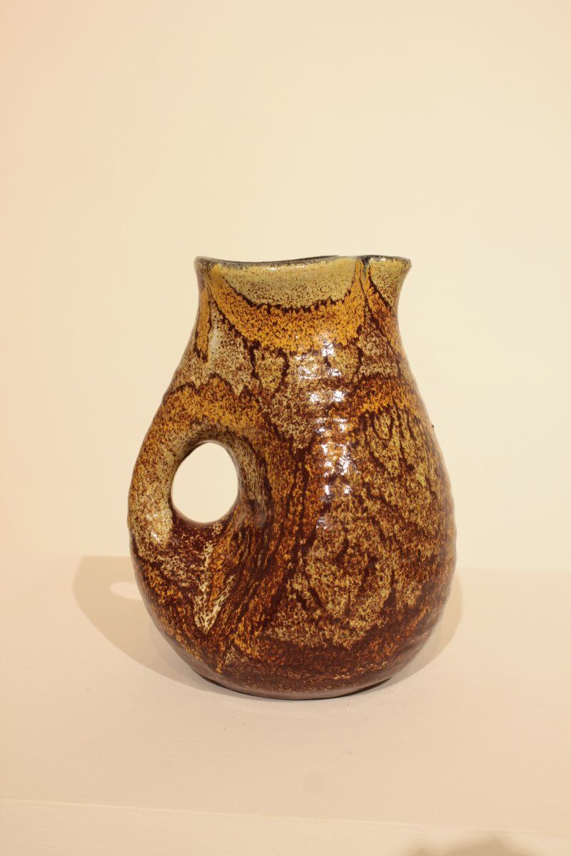 Organic-shaped pitcher - Accolay pottery