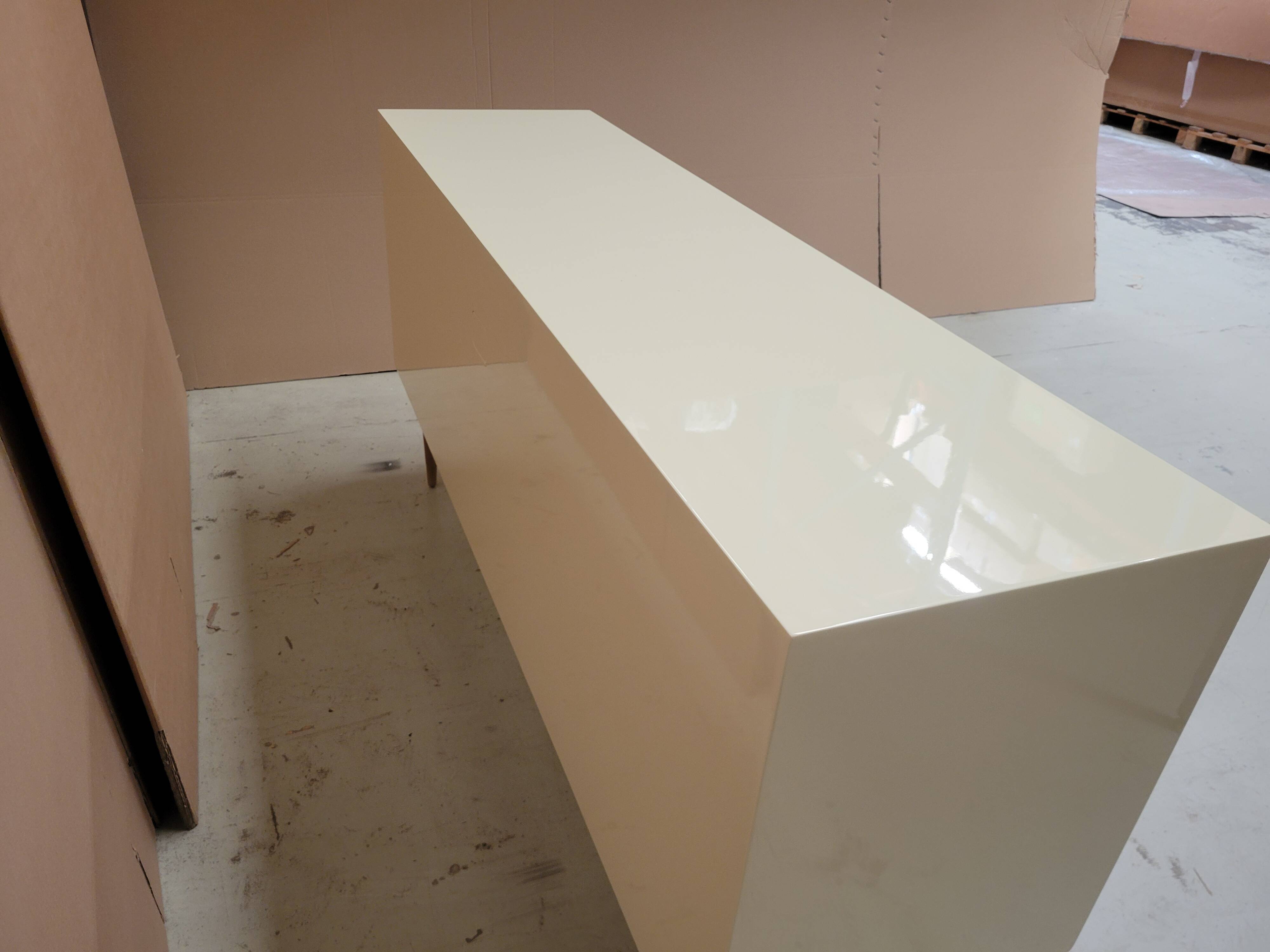 Enfilade -buffet bas . laque et fibre naturelle . marque red edition
