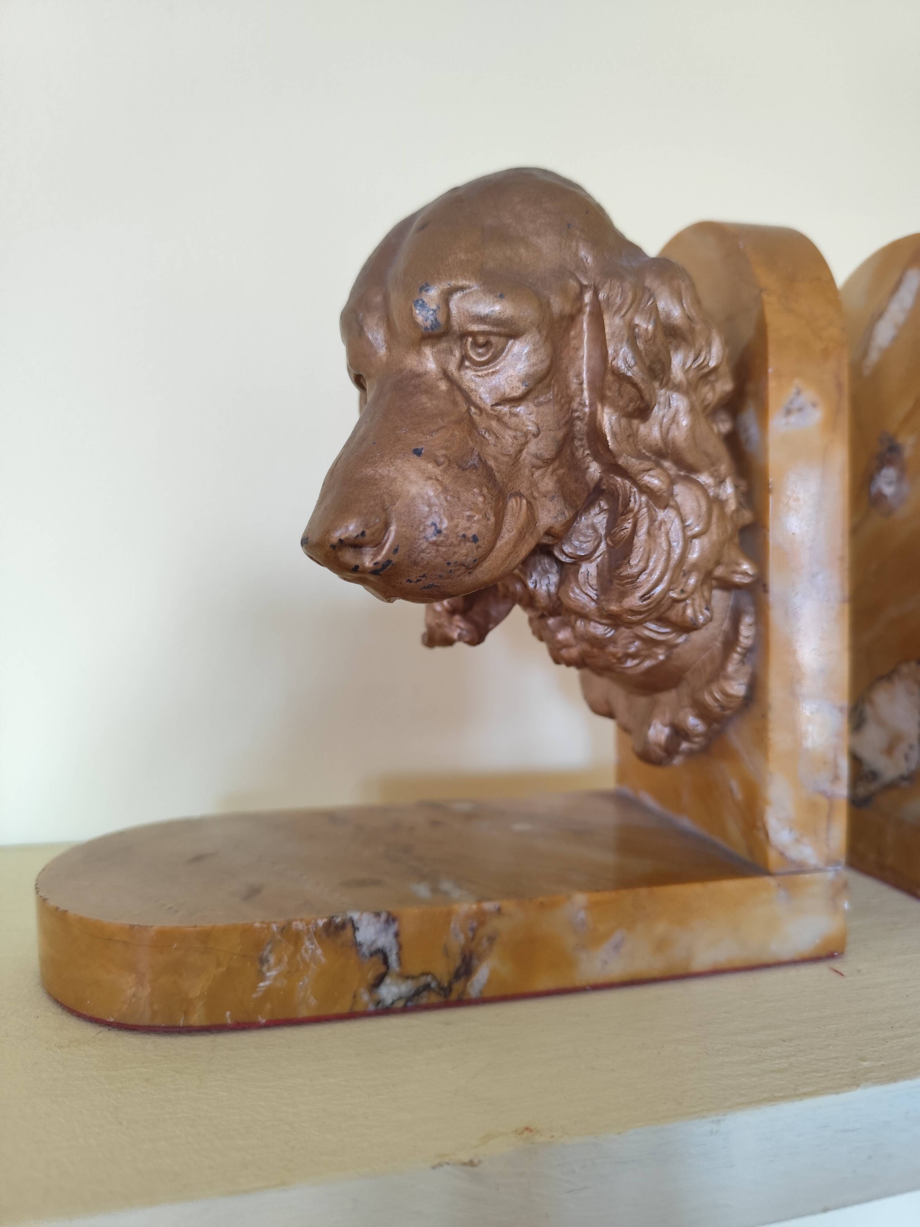 Pair of dog head bookends in spelter on marble slab, signed Lecourtier - sculptures