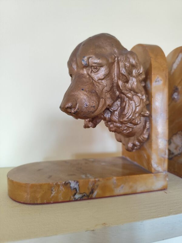 Paire de serres livres têtes de chiens en régule sur plaque de marbre, signé Lecourtier - sculptures