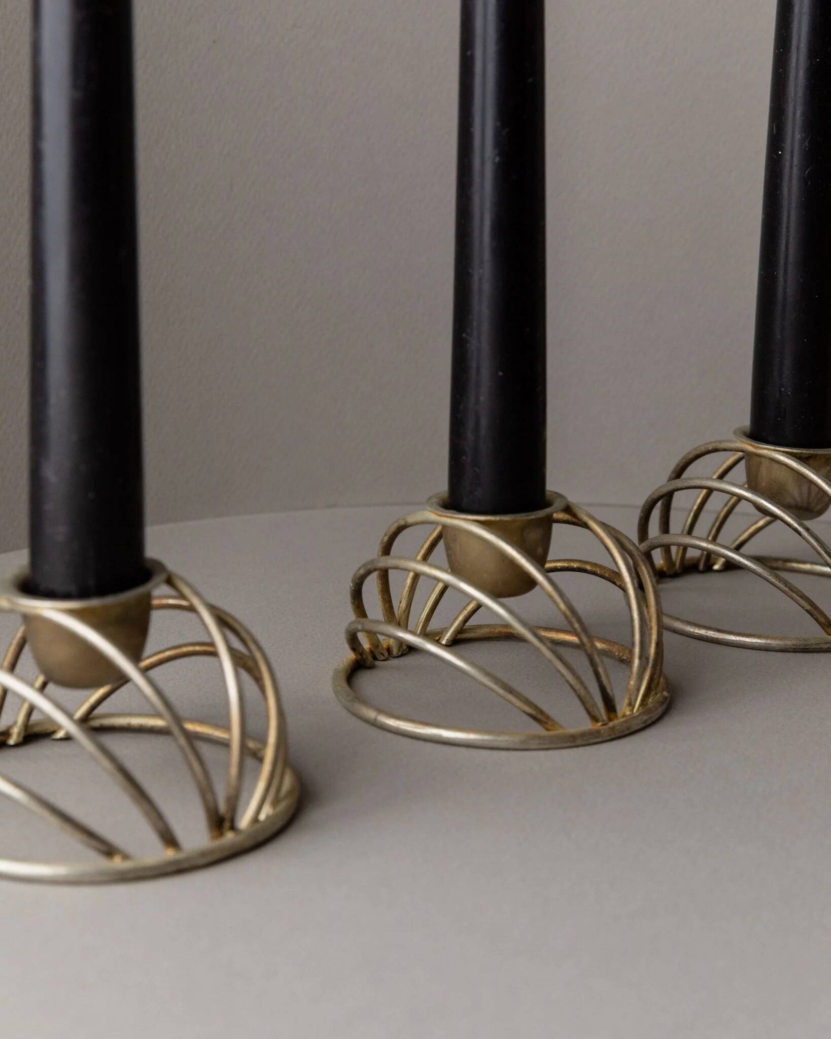 Trois porte-bougies en laiton doré vintage avec cadre en fil de fer en forme de dôme - décor italien des années 1970 du milieu du siècle.