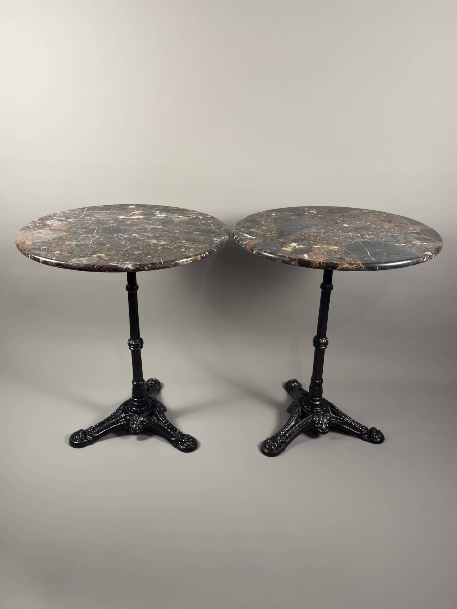 Table de bistrot français vintage avec plateau rond en marbre et base en fonte