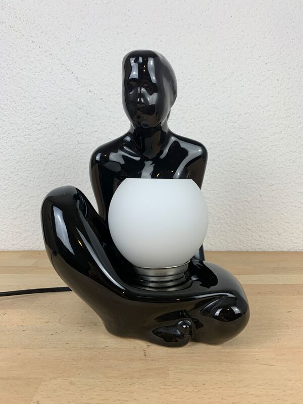 Lampe femme nue céramique noire et globe opaline
