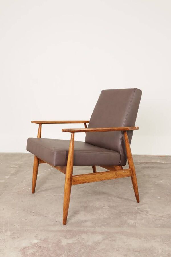 Fauteuil lounge scandinave en cuir végétal taupe foncé, design classique, couleur noyer.