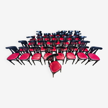 Lot de 38 chaises bistrot a palmettes noires et skaï rouge France