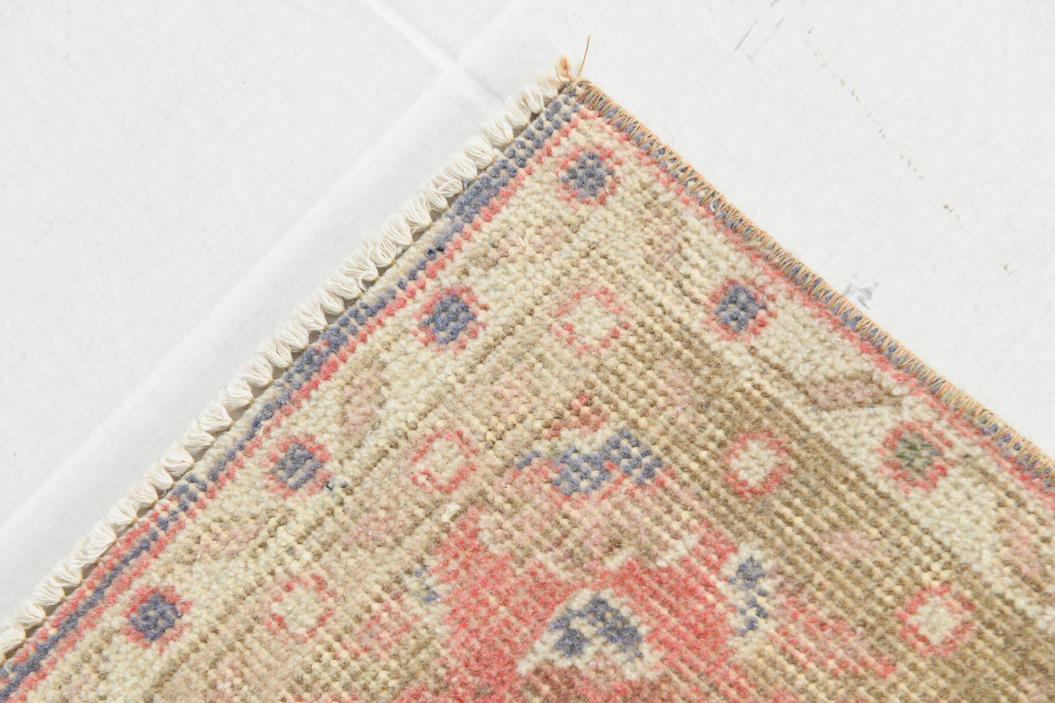 Tapis persan ancien noué main rouge corail, médaillon central floral