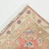 Tapis persan ancien noué main rouge corail, médaillon central floral