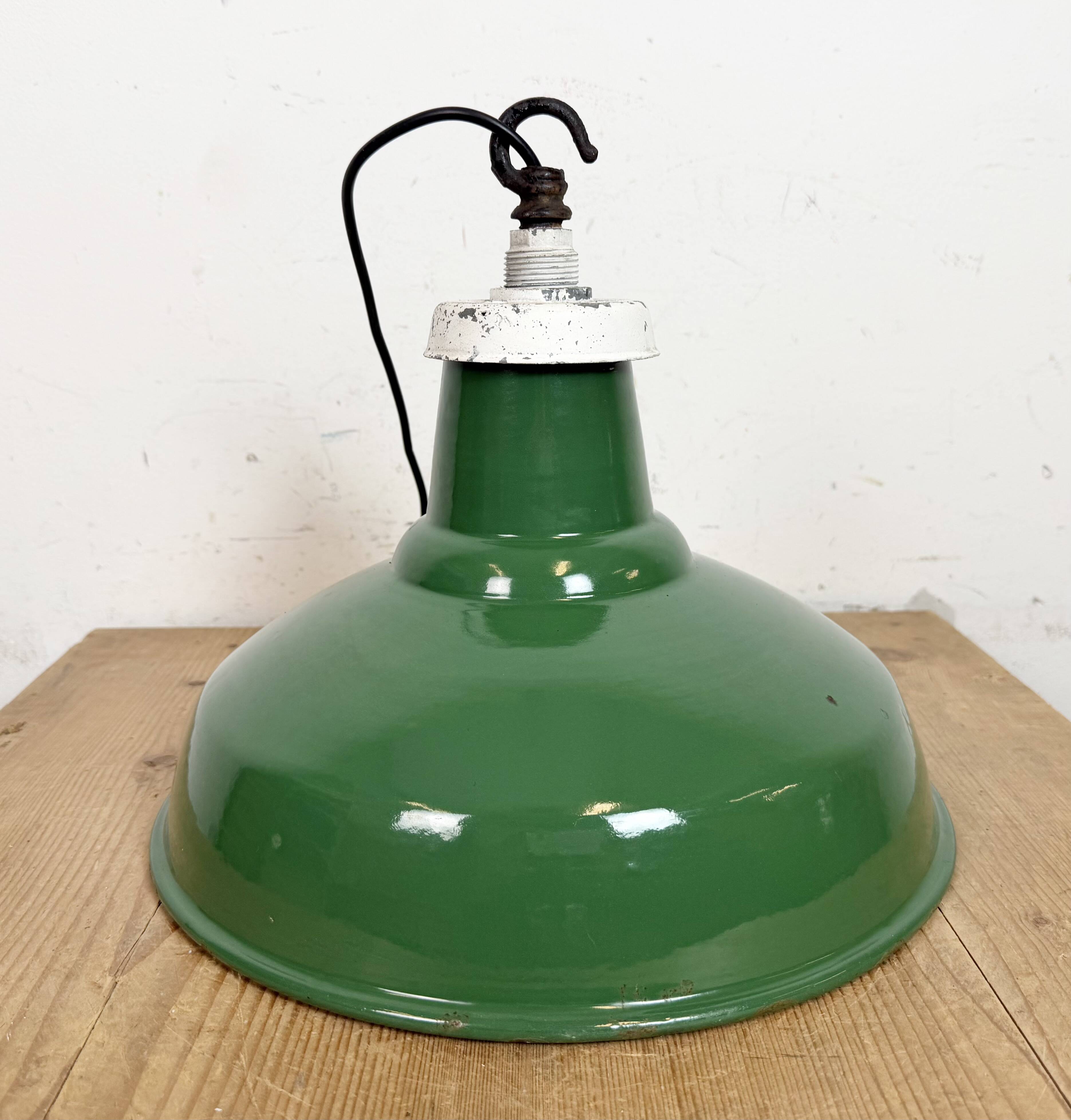 Industrial British Green Enamel Factory Pendant Lamp, 1960s