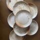 Lot de 8 assiettes en grès pyrité artisanal, années 70-80
