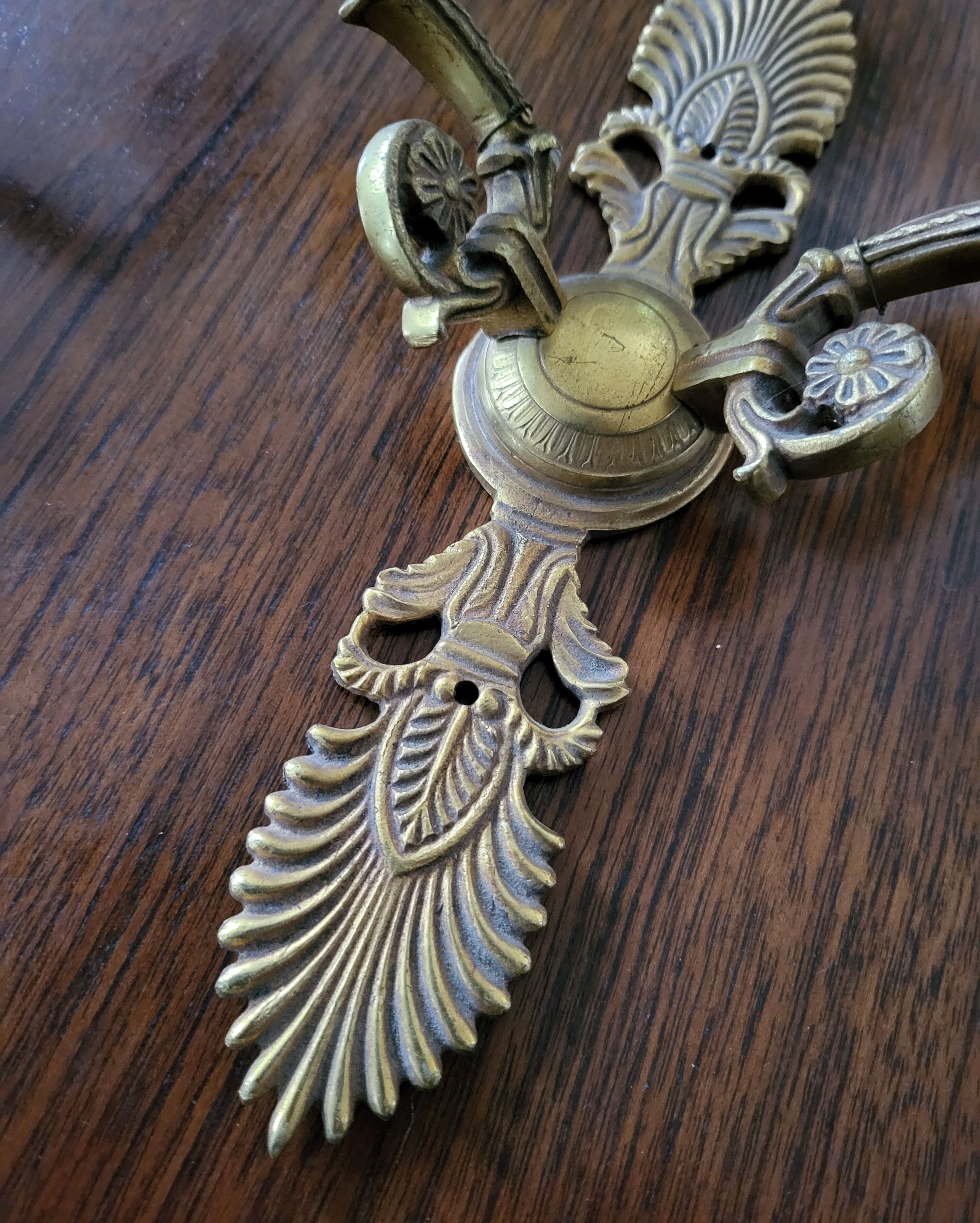 Paire d'appliques en bronze ciselé décor de palmettes