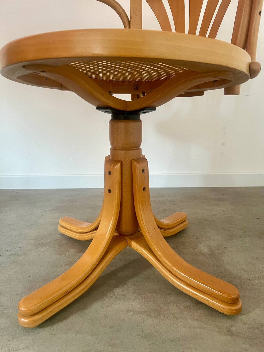 Old “American” office armchair in blond oak wood, curved cannage design, 60s vintage