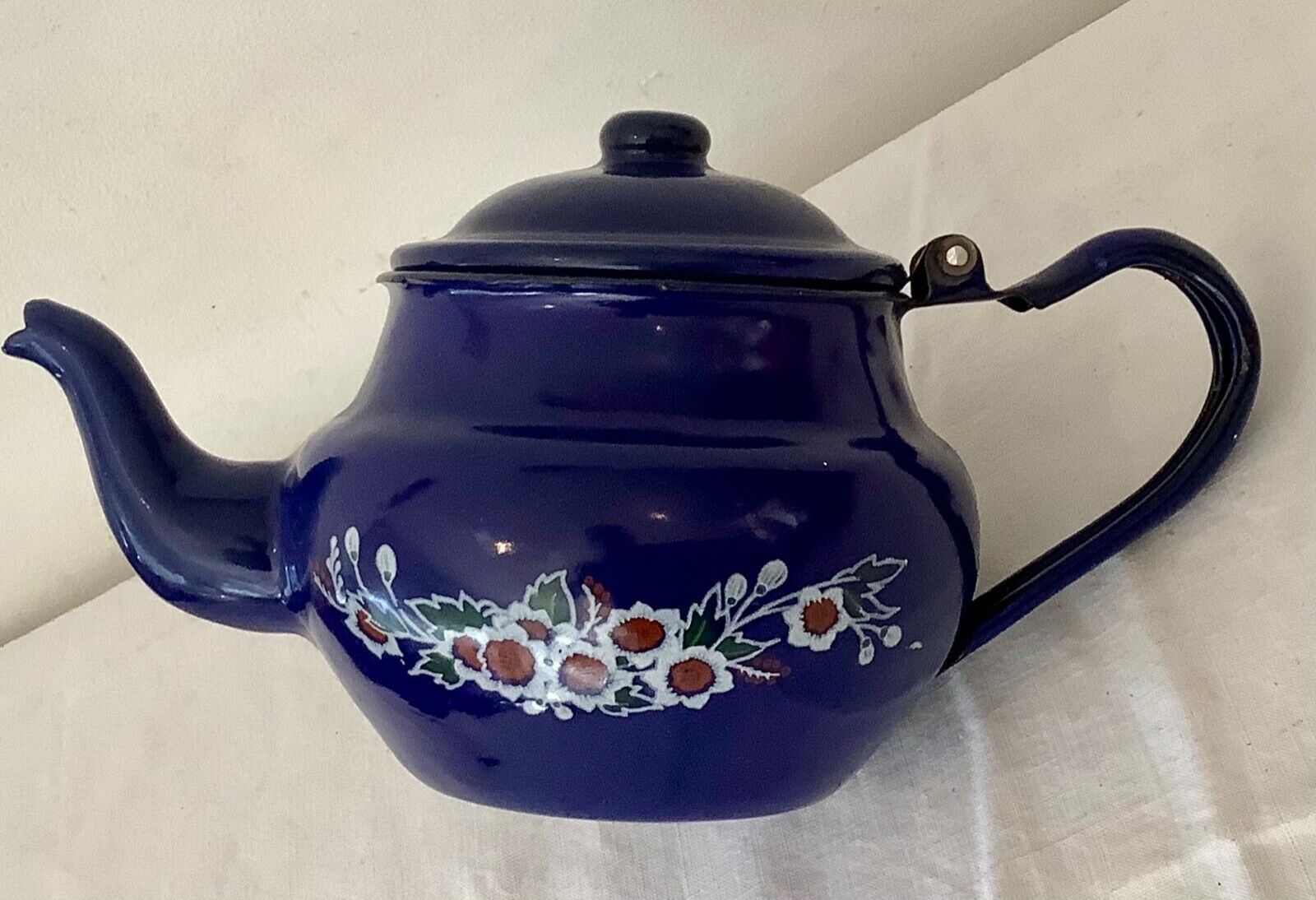Vintage teapot 1950 in enamelled sheet metal
