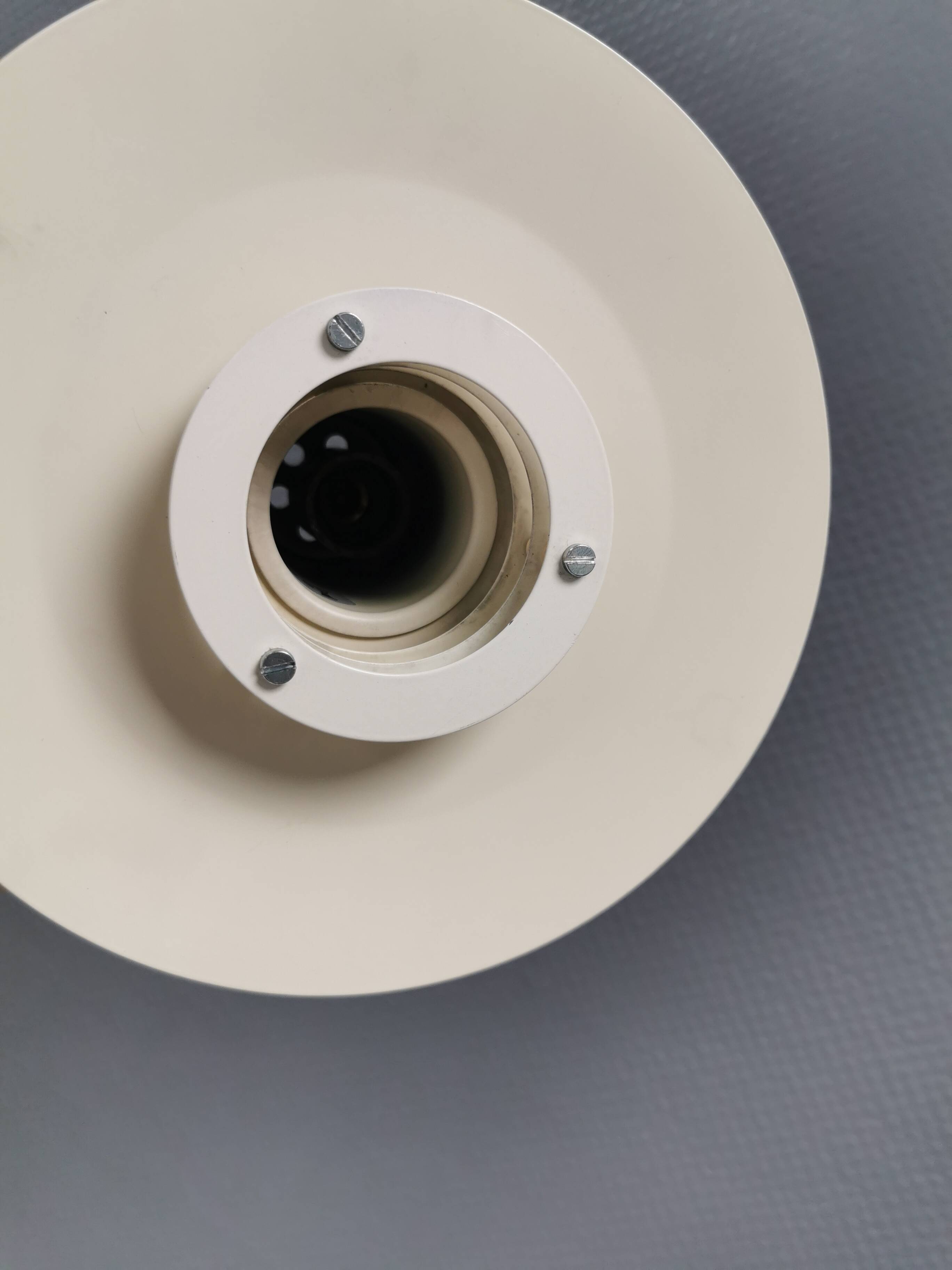 Une lampe suspendue minimaliste blanche de Lyfa Danemark, années 1980.