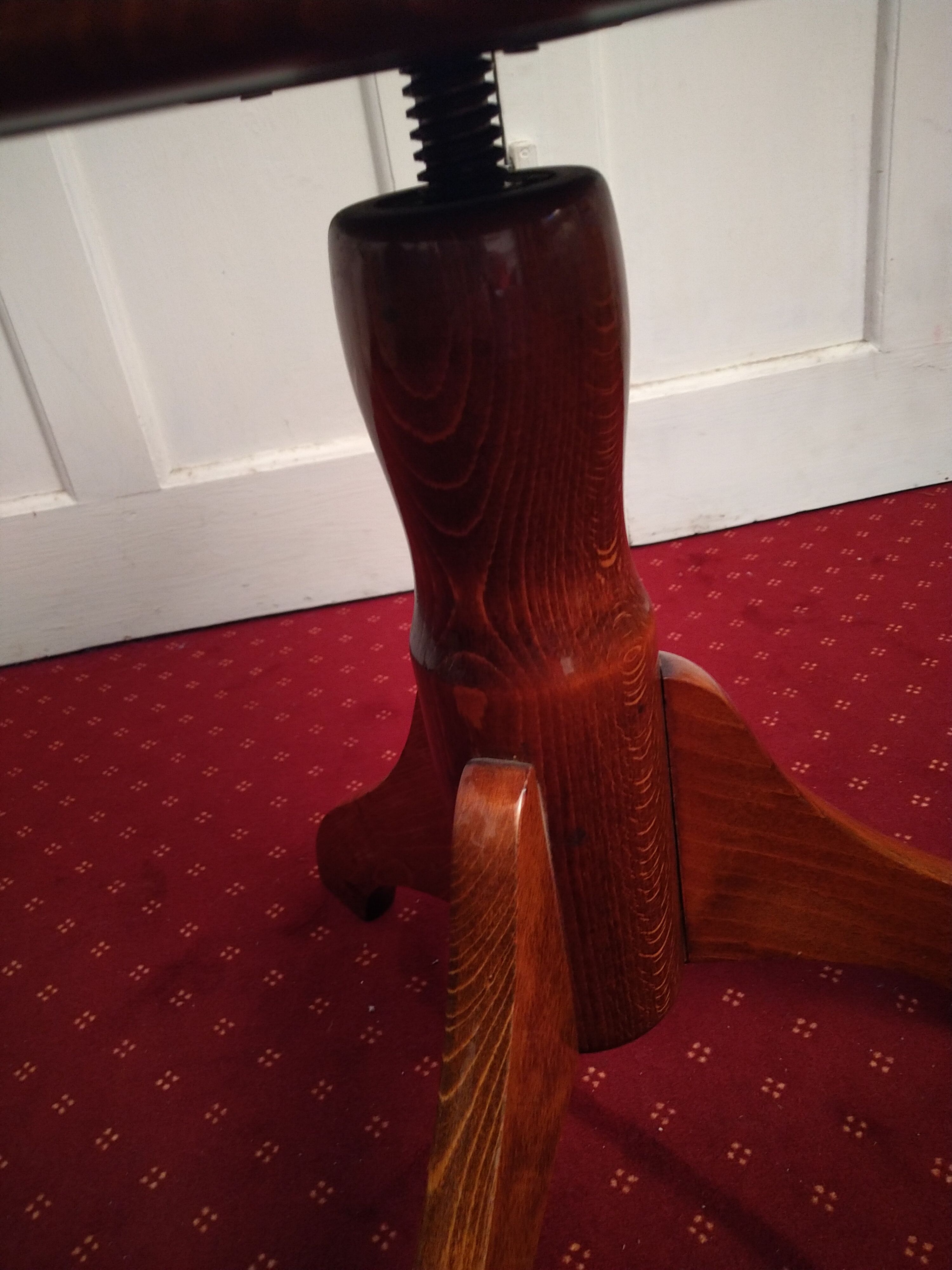 Screw piano stool