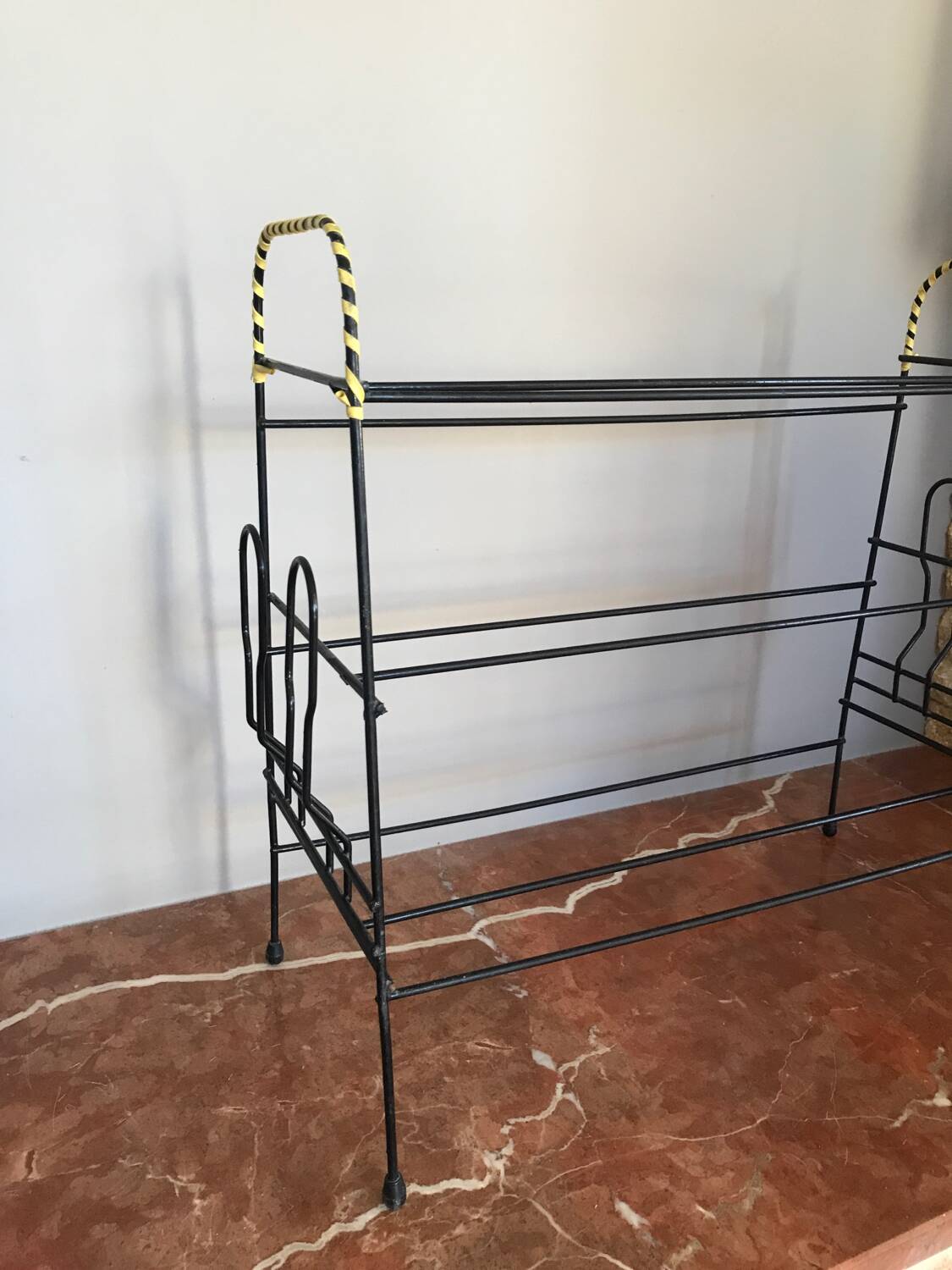Scoubidou vintage shoe rack