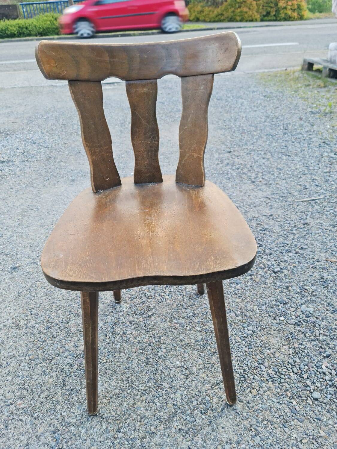 Serie de 10 chaises bistrot vintage en bois massif