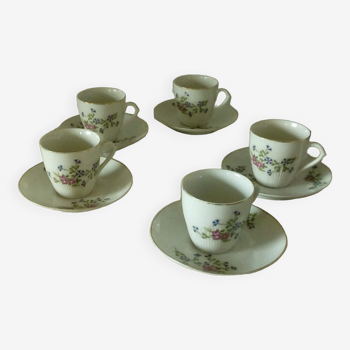 Porcelain coffee cups with barbel decoration