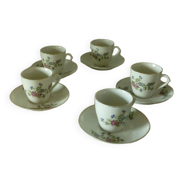 Coffee cups in porcelain decorated with a barb.