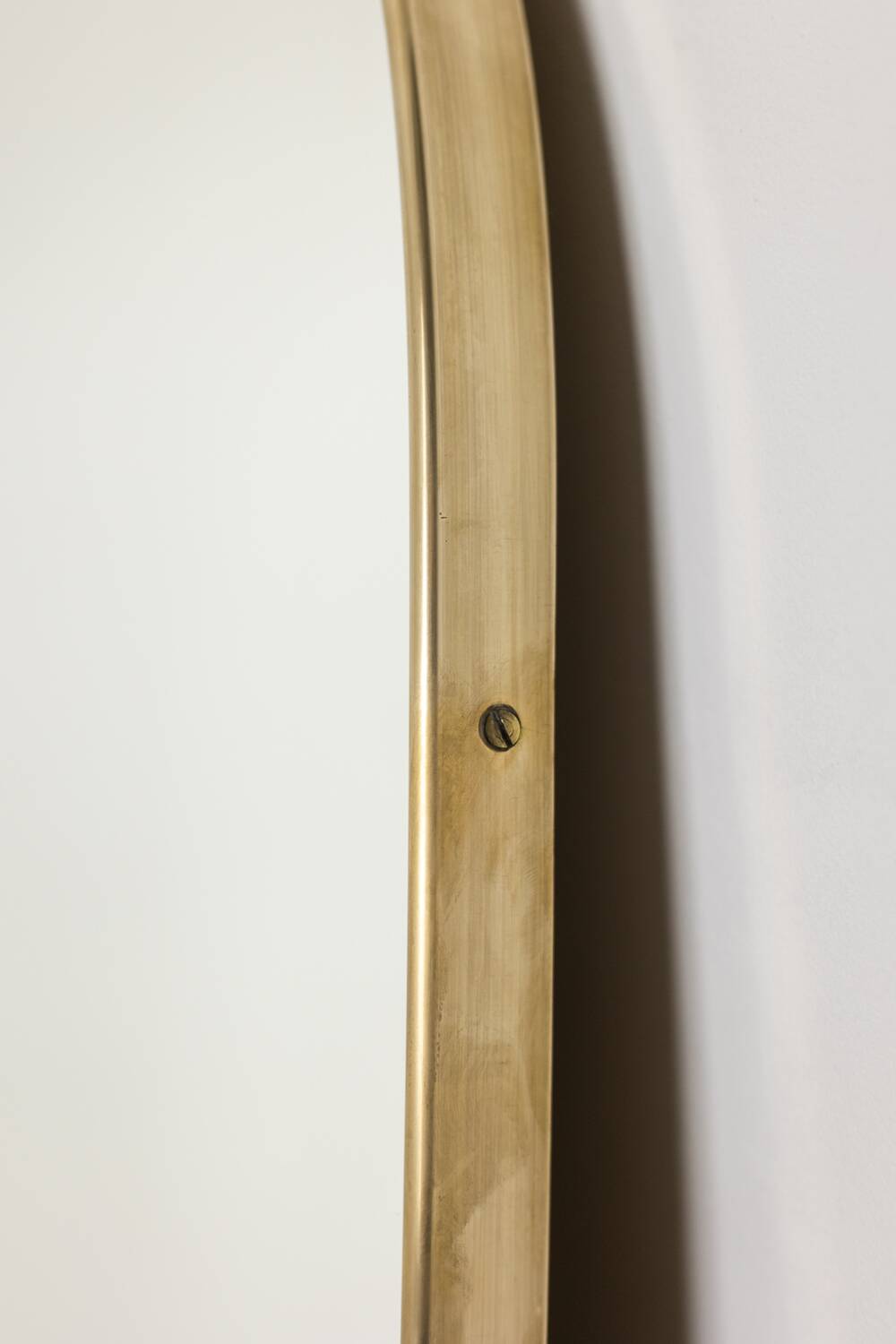 Miroir cerclé de laiton doré. 1980