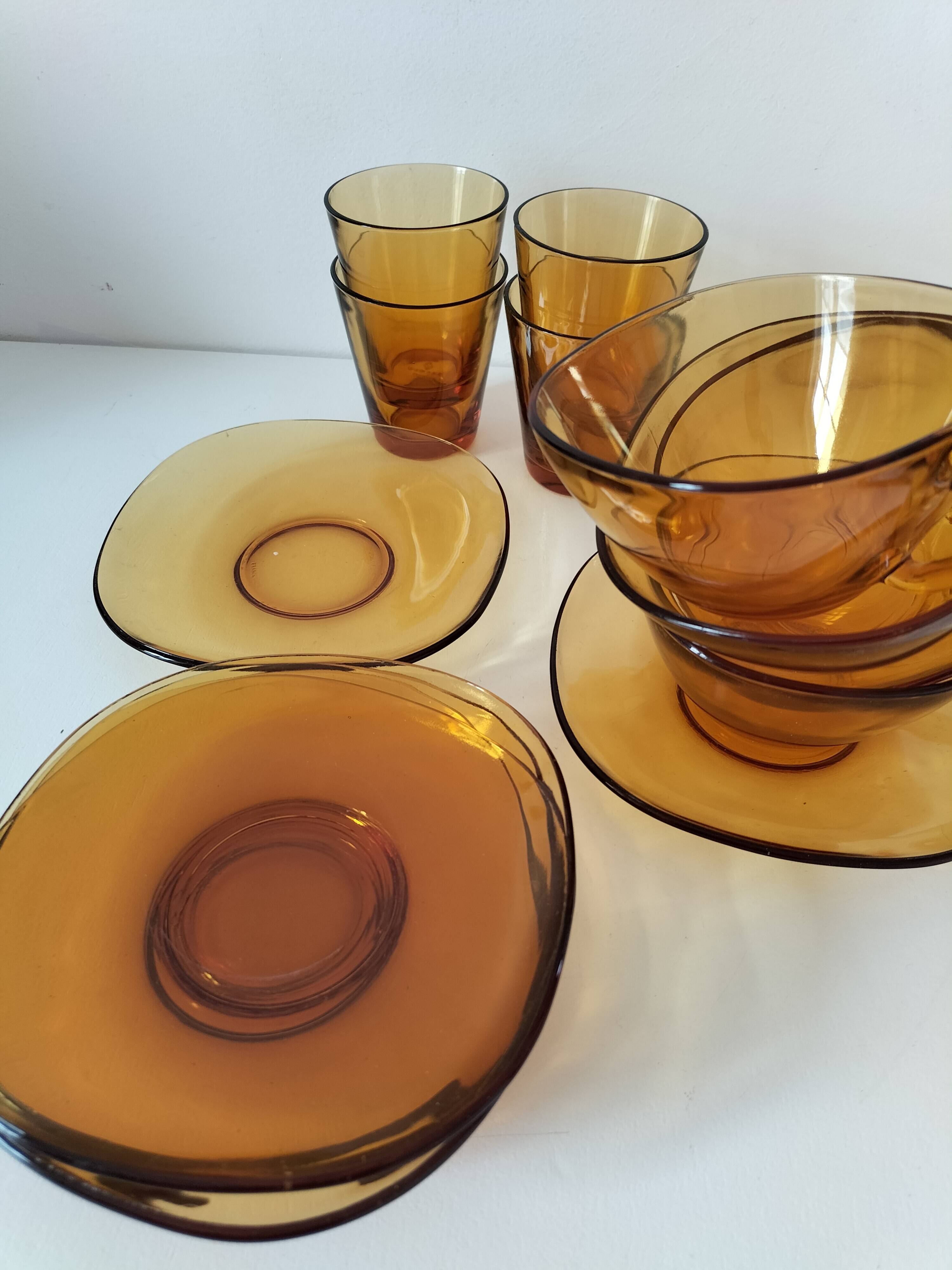 Vereco set: 4 cups, 6 saucers and 4 tumblers