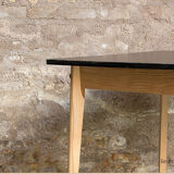 Vintage table in solid beech and black laminate tray