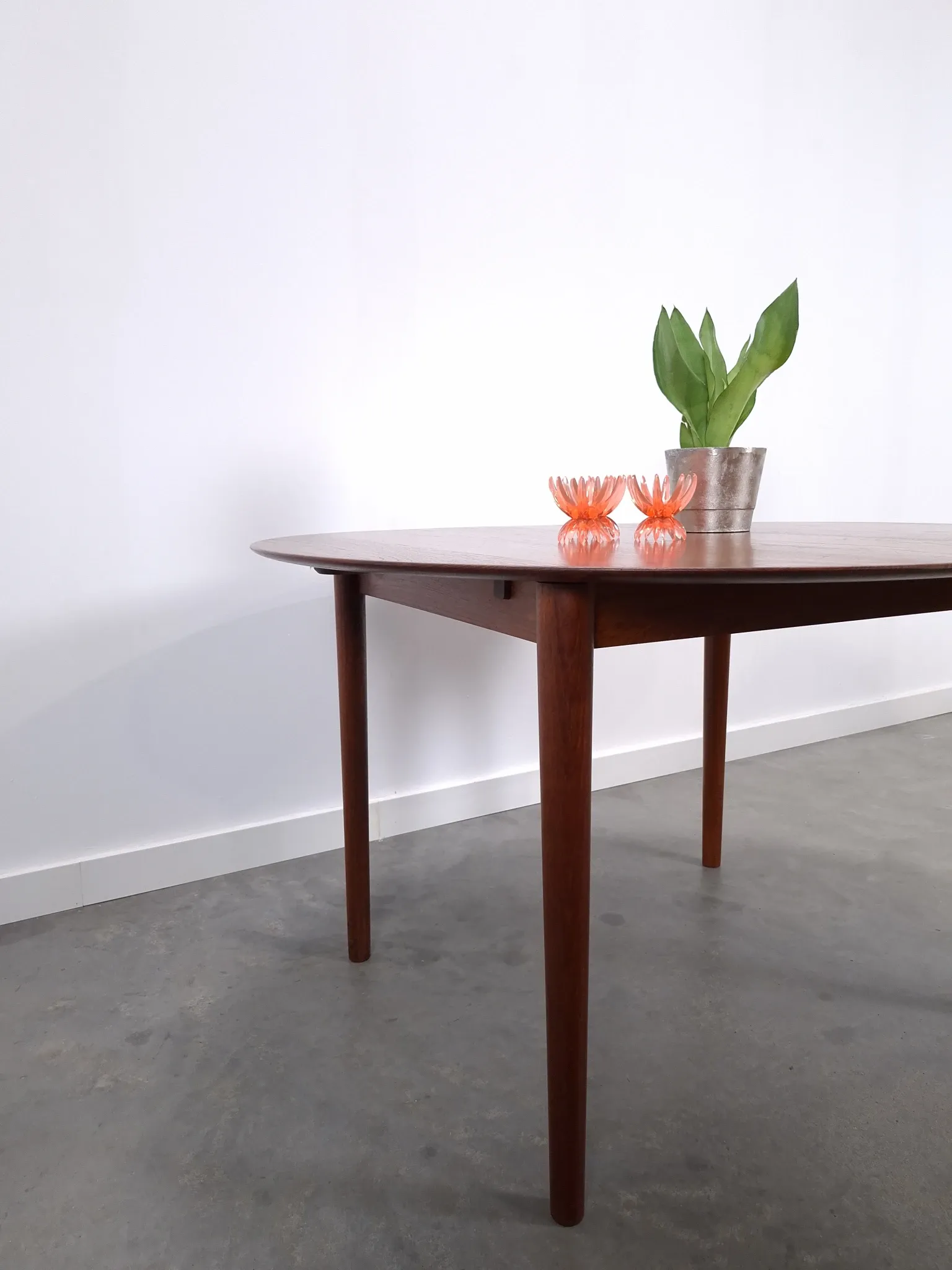 Vintage Danish Søborg Møbelfabrik extendable oval round dining table teak