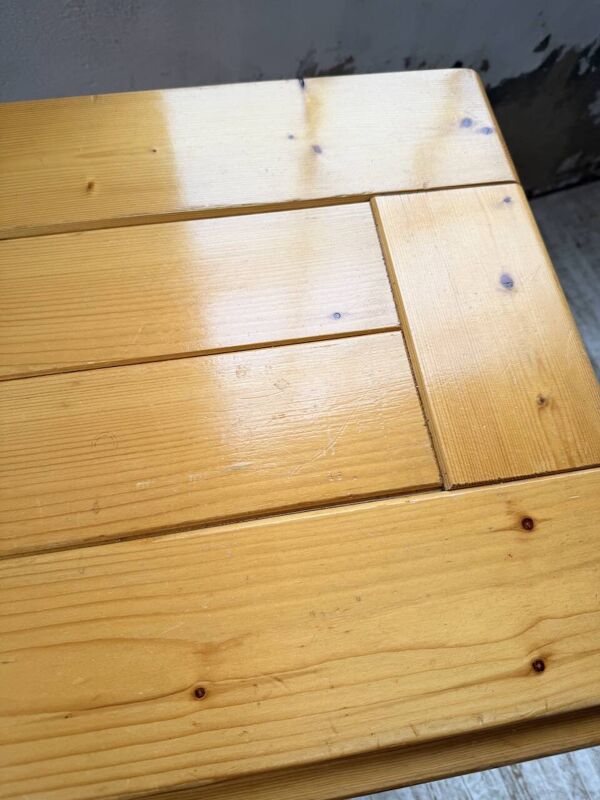 Chevet sélectionné par Charlotte Perriand pour Les Arcs