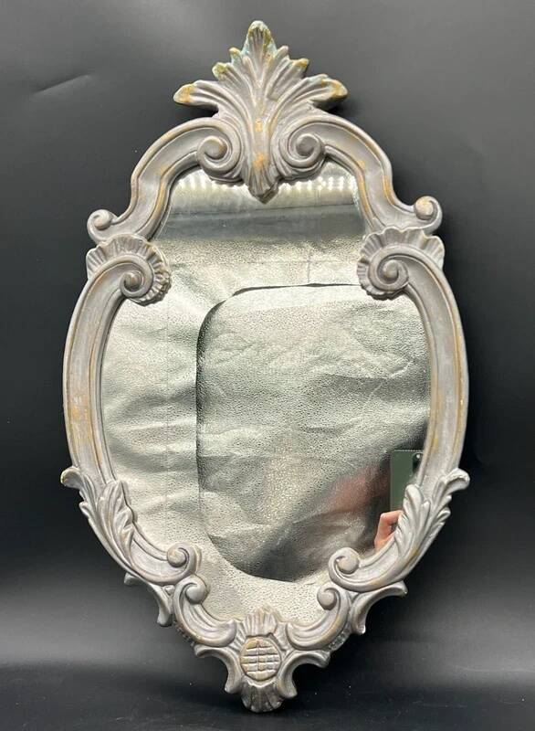 Wall mirror – sculpted silver frame, with a golden reflection and a touch of green –
