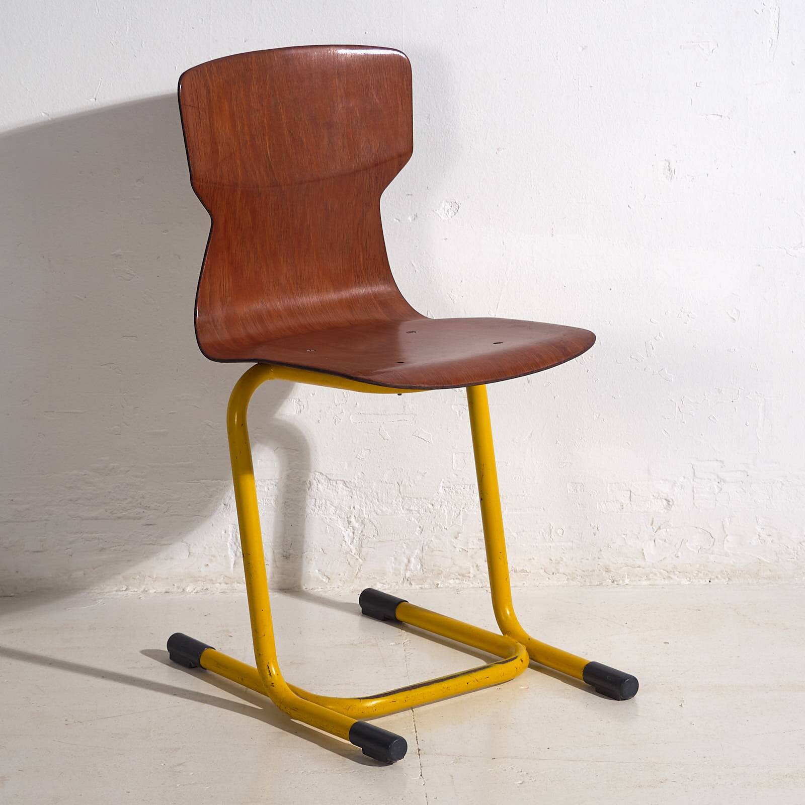 Retro yellow dining chairs (circa 1950). Set of 4 pieces.