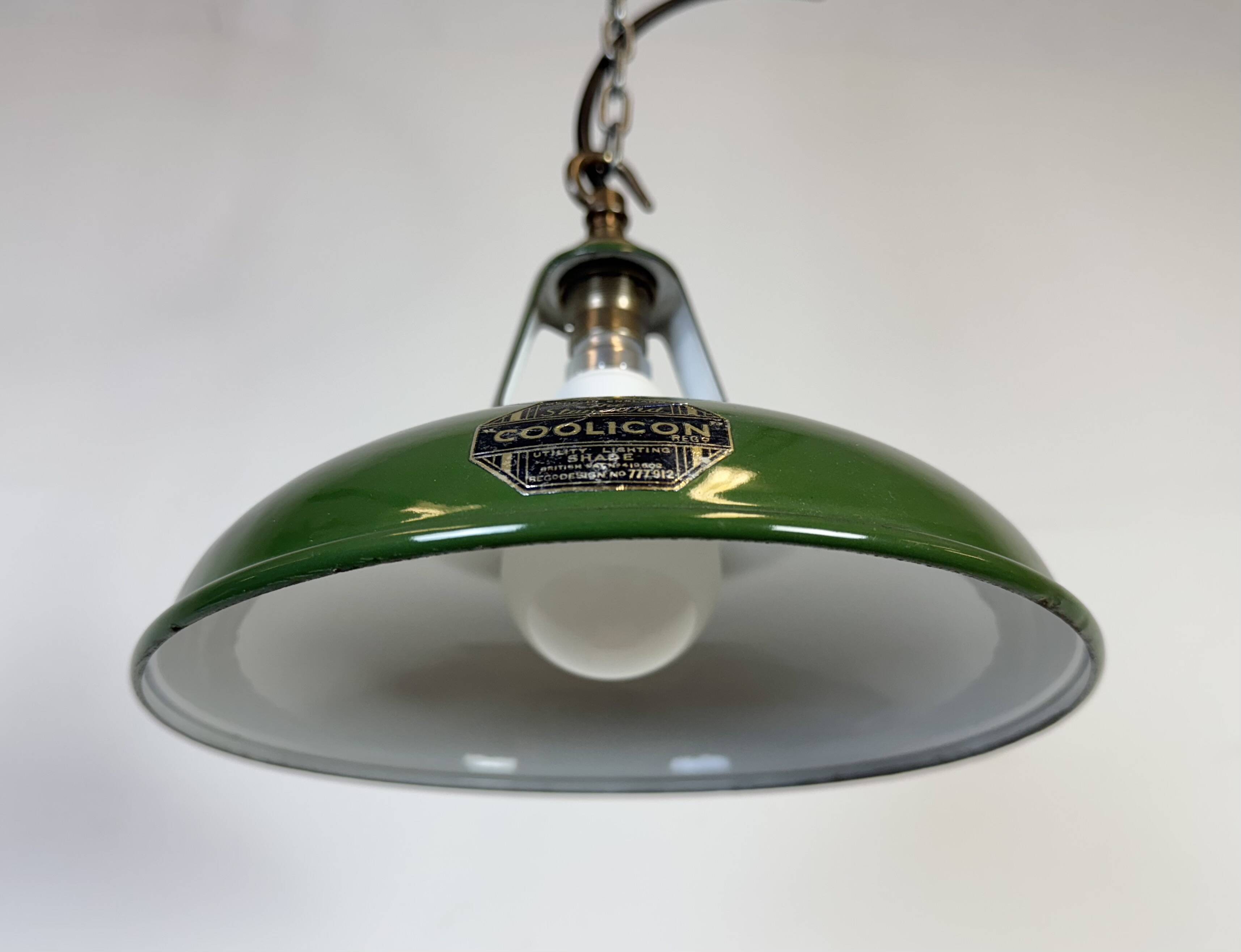 Suspension industrielle en émail vert de Coolicon, années 1950