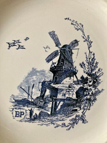 Assiettes bleues et blanches BP vintage modèle Moulin bleu, fabriqué par BP en 1980