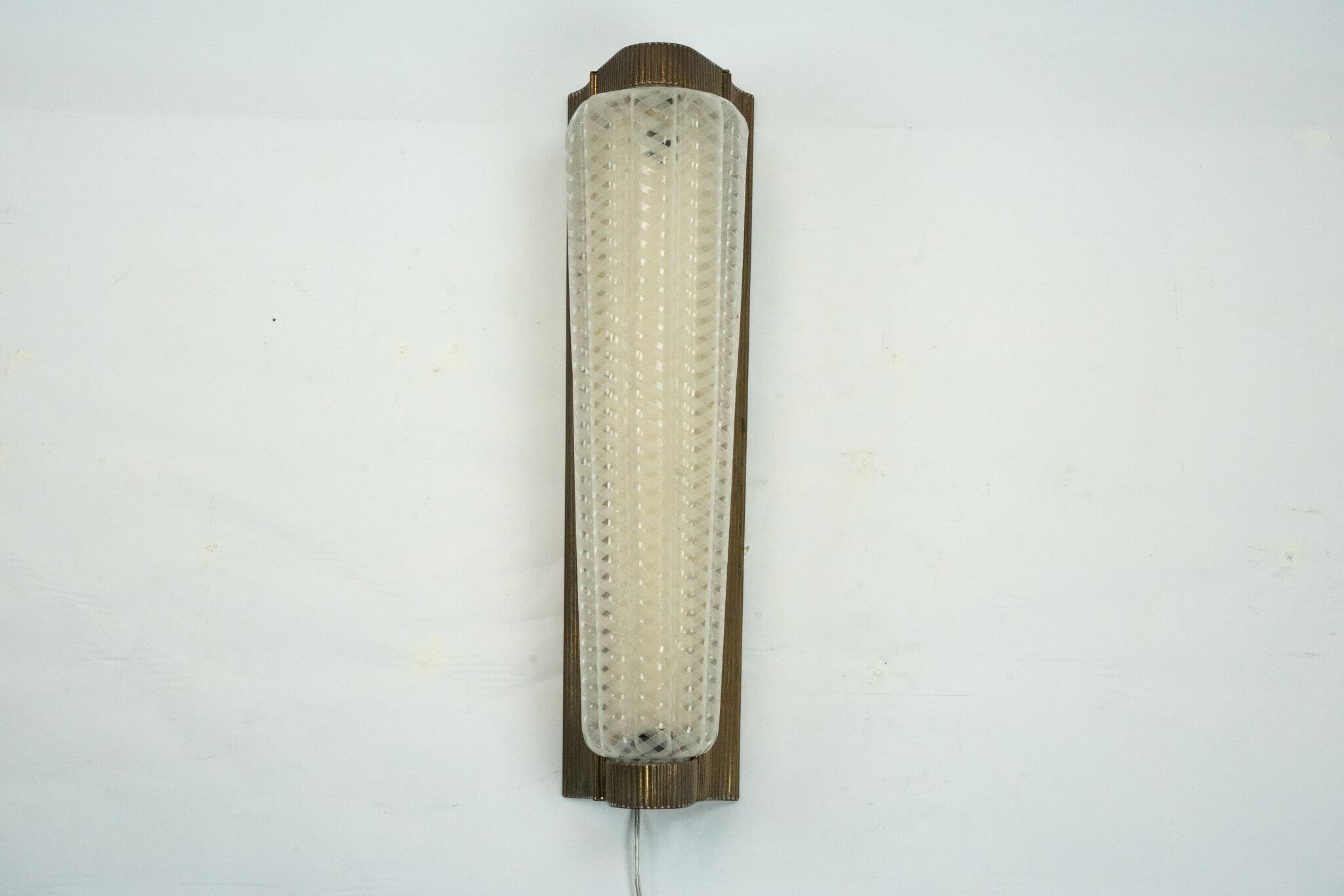 Grande applique Art déco simple en laiton et plexiglas. Italie, années 1930.